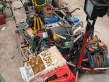 un grand nombre d'outils posés sur le sol