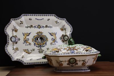 GIEN: Soupière et son dormant en faïence décor Renaissance f…