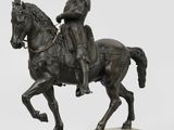 statue en bronze représentant un homme à cheval, posée sur un socle en marbre