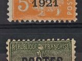 un gros plan sur trois timbres différents posés sur une surface noire