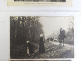 trois vieilles photos en noir et blanc représentant des personnes et des animaux dans un champ