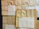 plusieurs morceaux de papier découpés en carrés
