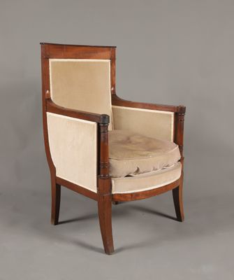 une image représentant une chaise sur laquelle est posé un coussin