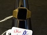 une clochette à laquelle est accrochée une étiquette, posée sur une table