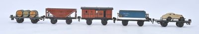 un petit train qui roule sur les rails dans la neige