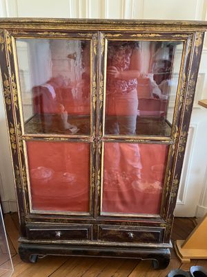 quelqu'un prend une photo de son reflet dans une vitrine