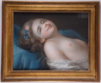 portrait d'une jeune fille en robe bleue, une fleur dans les cheveux