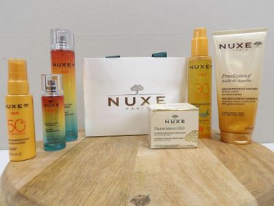 de nombreux types de produits de soin pour la peau présentés sur une planche en bois