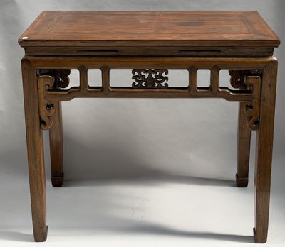 une vieille table en bois dont le plateau est sculpté sur fond blanc