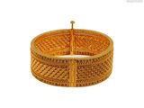 gros plan d'un bracelet en or sur fond blanc