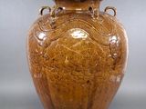 un vase brun posé sur une table