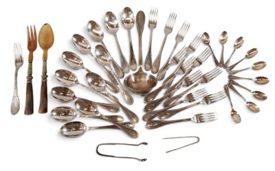 un grand nombre de cuillères et de fourchettes disposées en cercle
