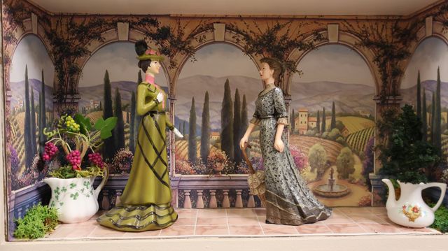 Diorama. Composition miniature, dans une vitrine en bois, vitre e...