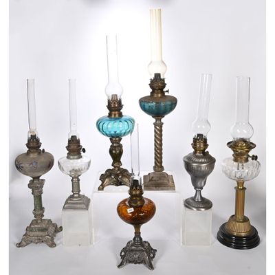 une grande variété de lampes en verre et en métal sont exposées