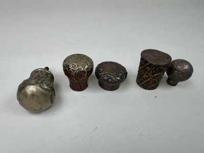 Plusieurs types d'objets métalliques sont exposés sur une surface blanche