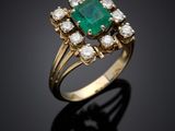 une bague à grappes d'émeraudes et de diamants