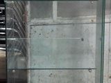 une vitrine en verre contenant de nombreux objets