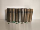 six livres sont alignés sur une surface blanche