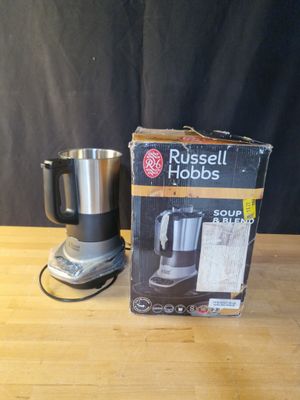 une boîte contenant une cafetière Russell Hobbs posée sur une table