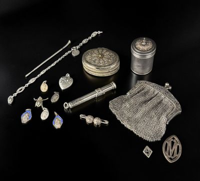 beaucoup d'objets en argent posés sur une table
