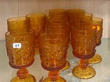des bouteilles et des verres exposés dans une vitrine posée sur une table