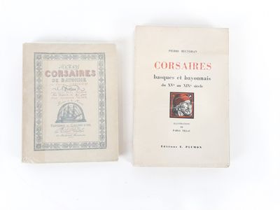 deux livres posés l'un à côté de l'autre sur une table blanche