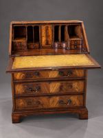 Commode scriban en acajou et placage d'acajou flammé ouvrant… (photo 2)
