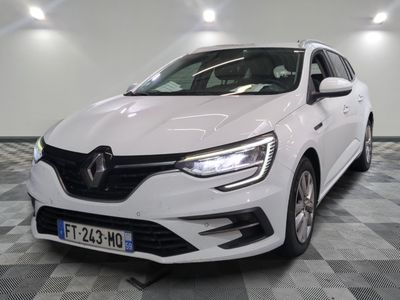 la voiture blanche est garée sur un sol en damier dans le garage