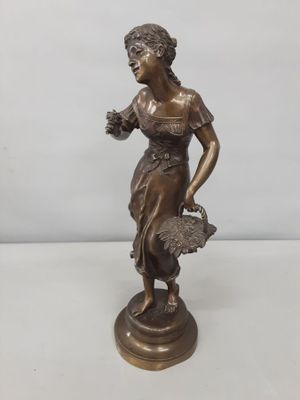 "la marchande de fleurs". Sujet en bronze à patine brune.