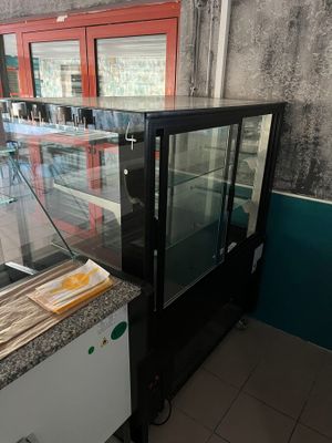 un comptoir avec une vitrine en verre dans un restaurant