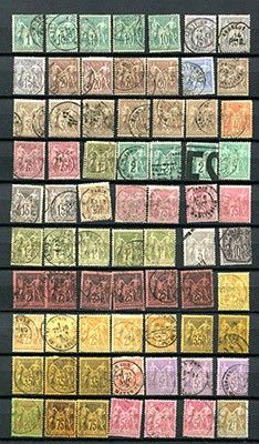 une image représentant une collection de vieux timbres sur fond noir