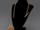 un collier et une montre posés sur un présentoir pour mannequin