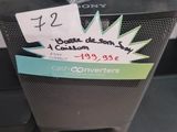 une enceinte noire sur laquelle est posé un sac en plastique