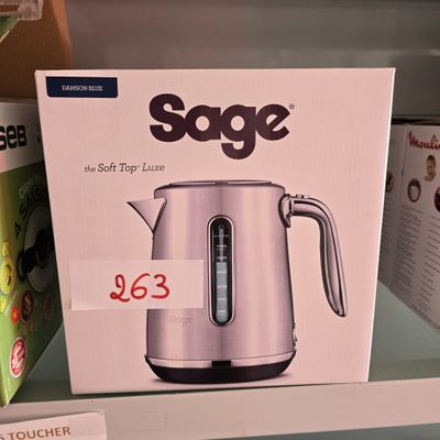 une boîte posée sur l'étagère, sur laquelle se trouve une cafetière