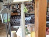 une lampe posée sur une table dans un salon