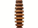 une image représentant une sculpture en bois représentant une tour composée de blocs de bois empilés