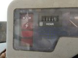 un gros plan d'une horloge sur le flanc d'un bus