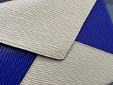 Enveloppe en cuir bleu et blanc Louis Vuitton