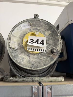 un numéro figurant sur le côté d'un conteneur métallique