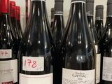 plusieurs bouteilles de vin rouge sont alignées sur un comptoir