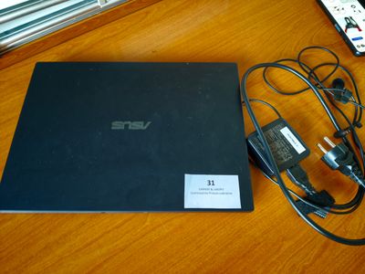 un ordinateur portable posé sur une table