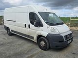 une camionnette blanche garée dans un parking