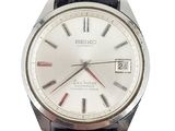 gros plan d'une montre sur fond blanc