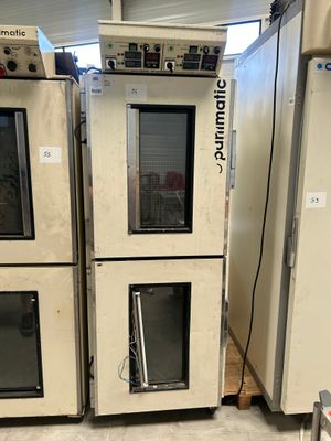 Deux fours se trouvent dans une pièce dotée de nombreuses fenêtres.