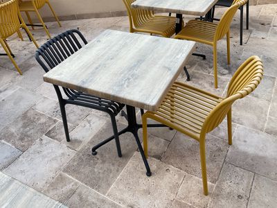 de nombreuses chaises et tables installées à l'extérieur, sur la terrasse