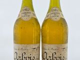 deux bouteilles de vin posées l'une à côté de l'autre sur une table