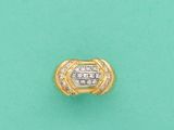 une image d'une paire de boucles d'oreilles en or et diamants
