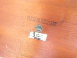 une table en bois sur laquelle est posée une étiquette