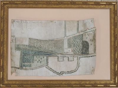 un vieux dessin représentant le plan d'une ville, dans un cadre doré