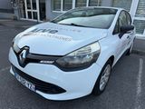 La voiture blanche est garée sur le parking situé à l'extérieur du bâtiment.